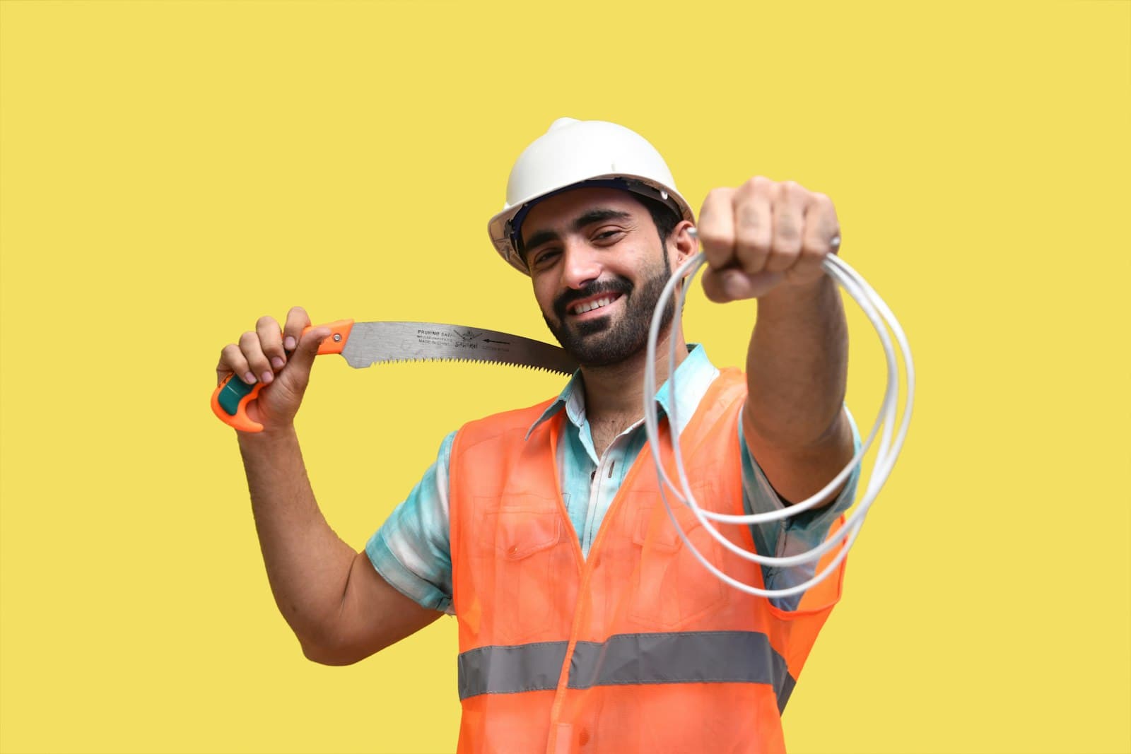 Freundlicher Elektriker bei der Arbeit